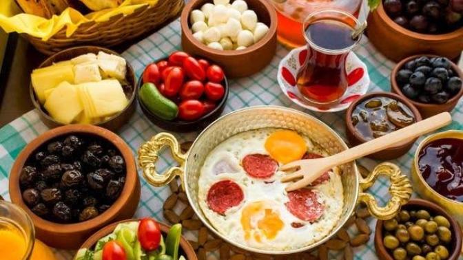 Dışarda kahvaltı yapmak mı evde kahvaltı yapmak mı?