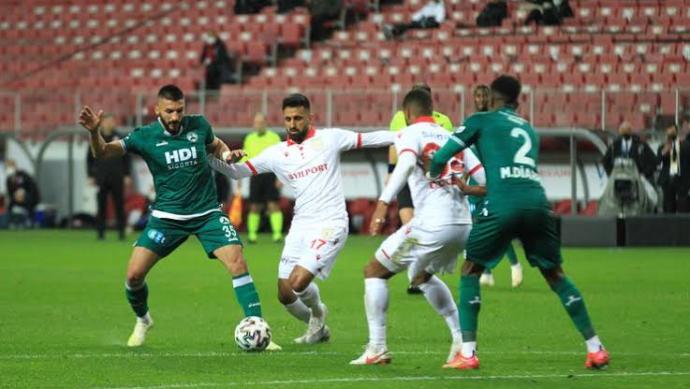 Giresunspor takım otobüsü Samsunda taşlı saldırıya uğradı! Ne düşünüyorsunuz?