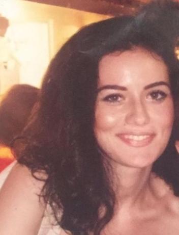 Fahriye Evcen burda 19 yaşında falan. Üst dudağı yok burnu kalın, yanakları kocaman