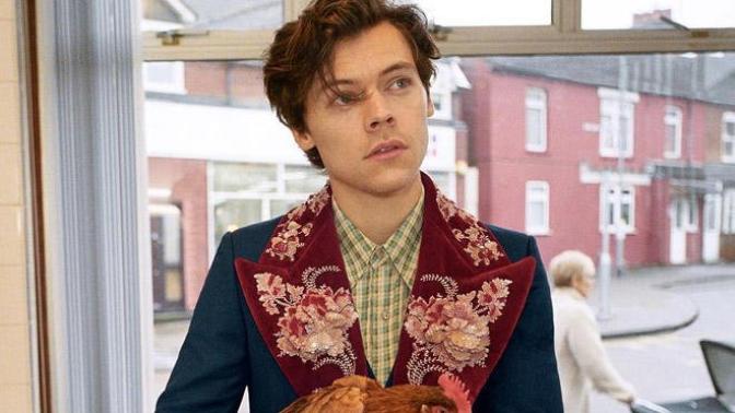 Harry Styles'ın son dönemki tarzı Zeki Müren'e benzemiyor mu?