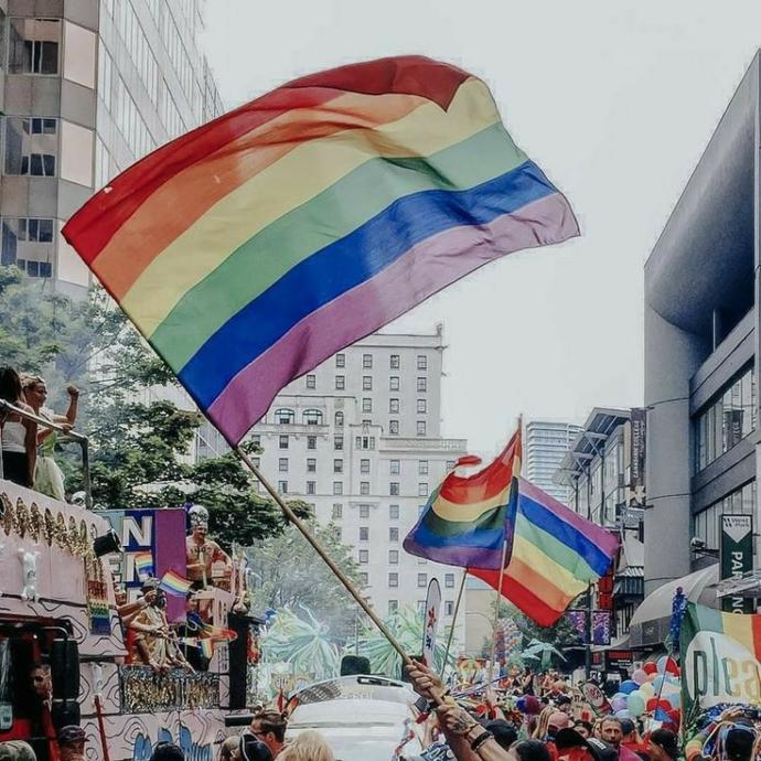 Tiktok fenomeni Efe İncear, Deniz Akkaya'nın "LGBTİ+ bireyleri bu kepazeler temsil etmesin." sözüne yanıt verdi. Sizce kim haklı?