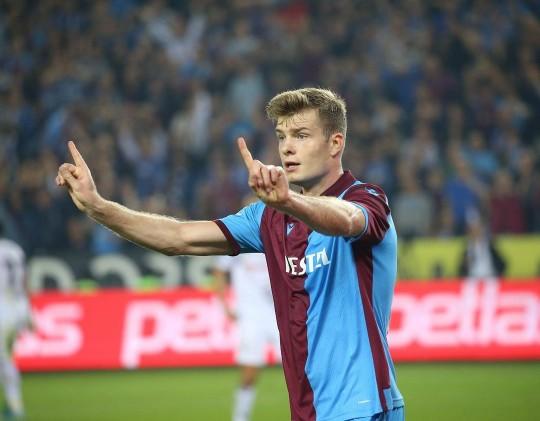“Yavrum baban nereli, nereden bu kaşın gözün temeli” demek istediğiniz biri var mı?