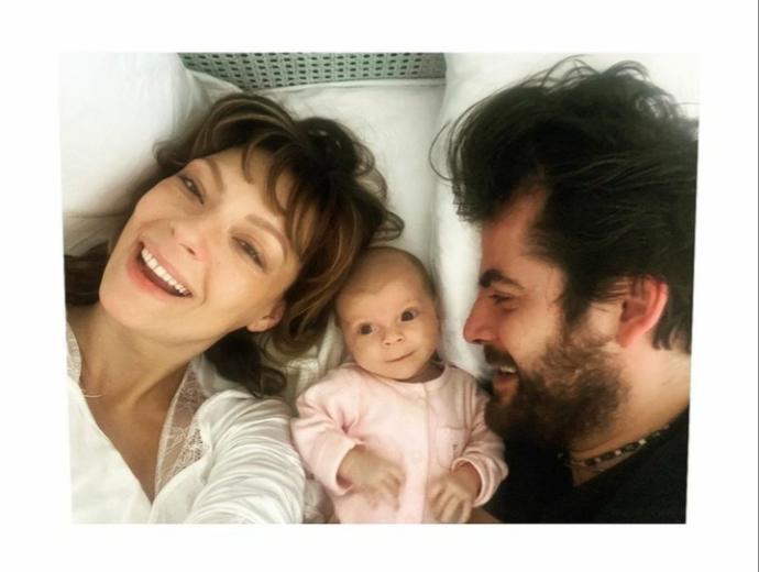 Özge Özder&amp;Sinan Güleryüz çiftinin kızlarının adı Eva Luna! Türk bir