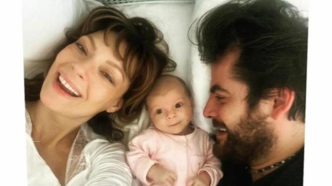 Özge Özder&Sinan Güleryüz çiftinin kızlarının adı Eva Luna! Türk bir ailenin yabancı isim koymasını hoş karşılıyor musunuz?