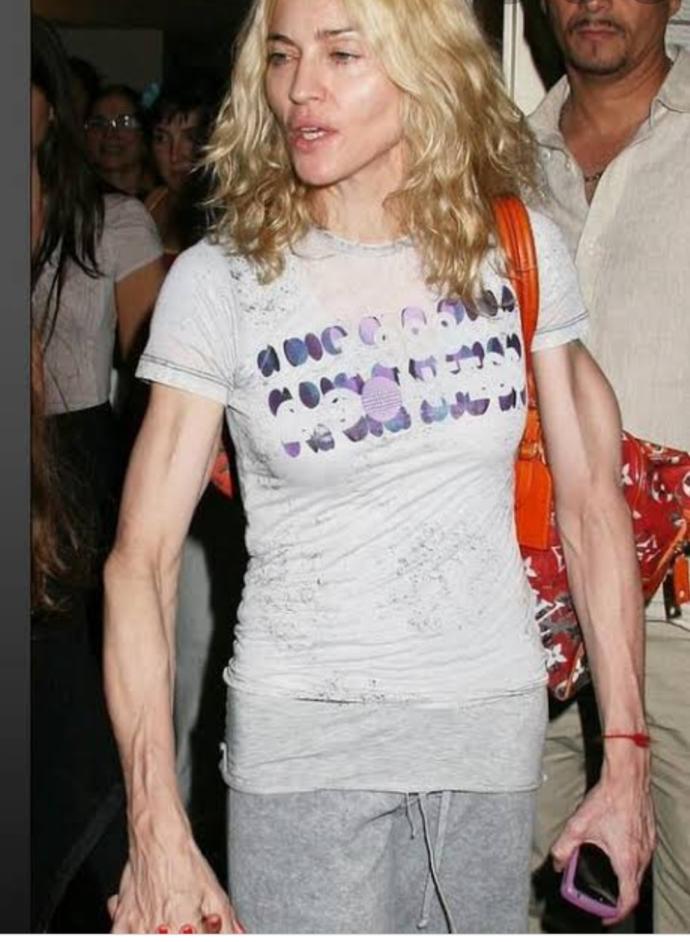Madonna'nın yeni pozları ateş ediyor! 😶 Sizce Türkiye'de Madonna'yla aşık atabilecek kadın kim?