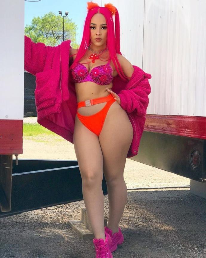 Bu kadın (doja cat) nasıl hem bu kadar ince belli hem de kalın bacaklı olabiliyor?