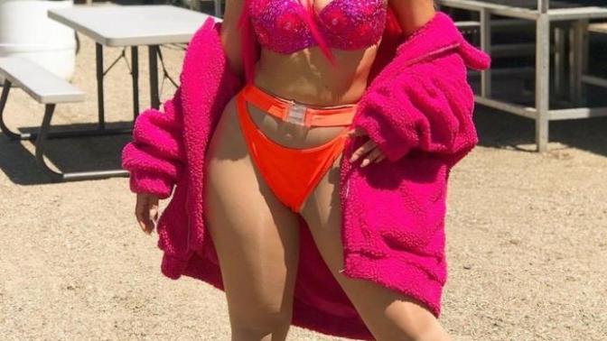 Bu kadın (doja cat) nasıl hem bu kadar ince belli hem de kalın bacaklı olabiliyor?