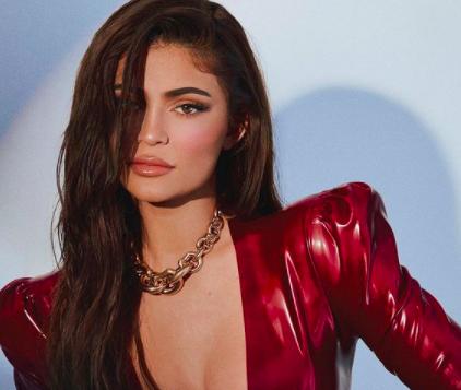Kylie Jenner sizce güzel mi?