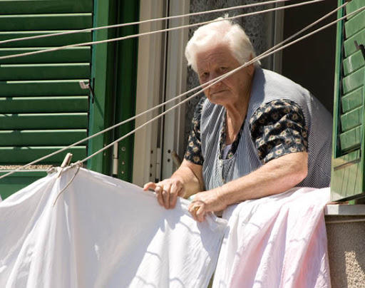 Komşum korona oldu, kimsesi yok, çamaşırlarını nasıl yıkamam lazım?