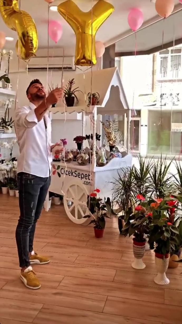 Çiçeğin her türlüsünü almış bir kadını çiçek almak mutlu eder mi 😂