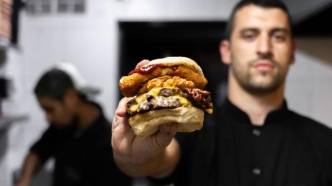 Spor yapıyorum, geçen hafta ve bu gün çok saçma bir biçimde burger yedim. Sorun olur mu?
