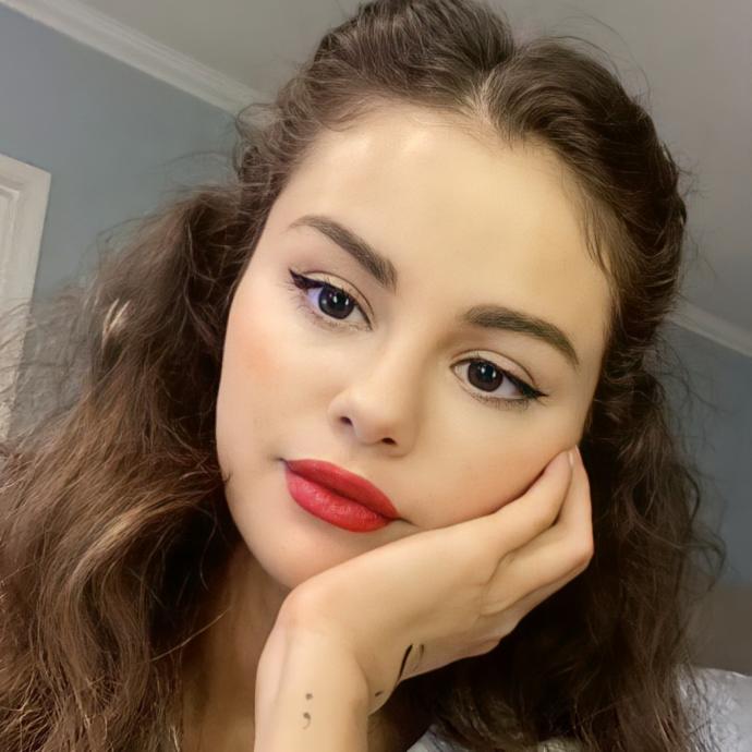 Selena çok aşırı tatlı ve güzel değil mi?