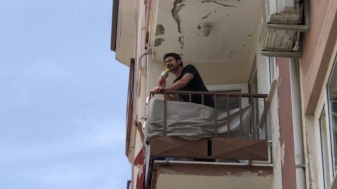 Nişanlım eline mikrofon alıp balkondan geğiriyor. Ne yapacağım?