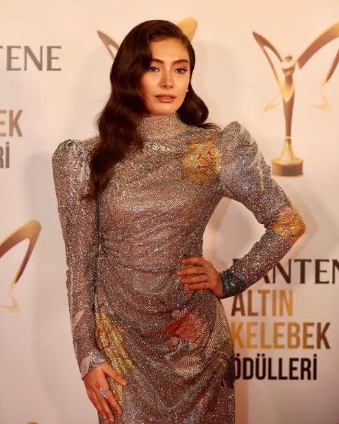 Amber Heard mı Neslihan Atagül mü daha güzel?