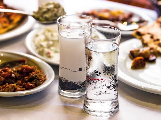 Sen rakıyı kimlerle içersin?