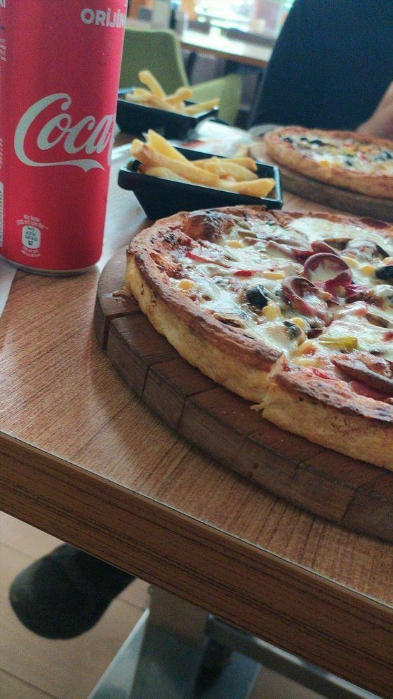 Pizzanın yanında en güzel ne gider?
