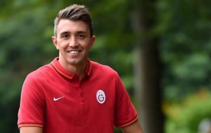En yakışıklı futbolcu kimdir , hangi takımı tutuyorsunuz?
