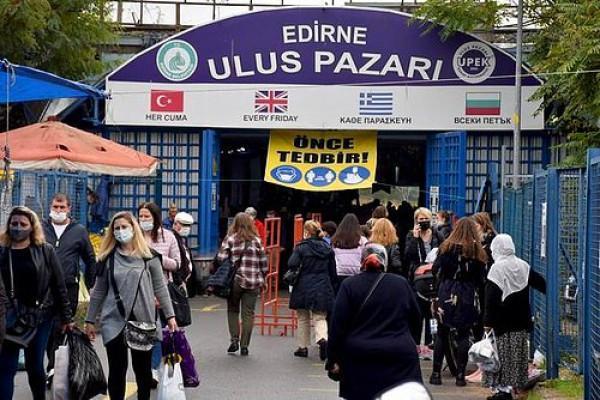 Kapıkule Sınır Kapısından giren Bulgarlar Edirne pazarlarında alışveriş yapıyor.