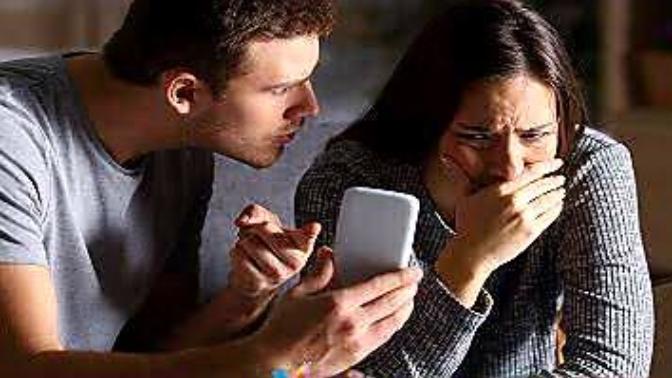 Sevgilinizle bir gün boyunca telefonlarınızı takas etmek zorunda kalsanız hapı yuttuk der misiniz?