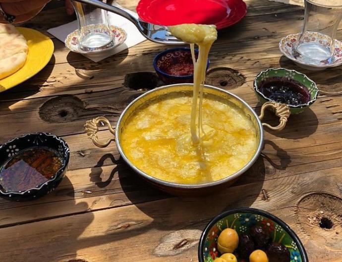 Siz hiç sadece mıhlama ve çay ile kahvaltı yaptınız mı?