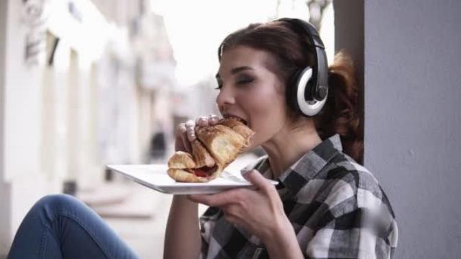 Yemek Yerken Müzik Dinlemekten Hoşlanır mısınız?