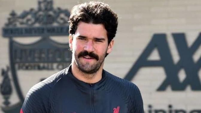 Liverpool'un kalecisi Alisson'un yeni tarzını nasıl buldunuz?