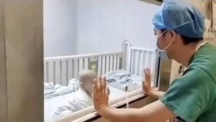 Çinde korona virüs bulaşmış bir bebek dotordan kucağına almasını istiyor siz olsanız ne yaprdınız?