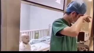 Çinde korona virüs bulaşmış bir bebek dotordan kucağına almasını istiyor siz olsanız ne yaprdınız?