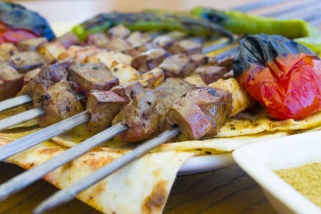Vedat Milor sordu; tava ciğer mi ciğer şiş mi?
