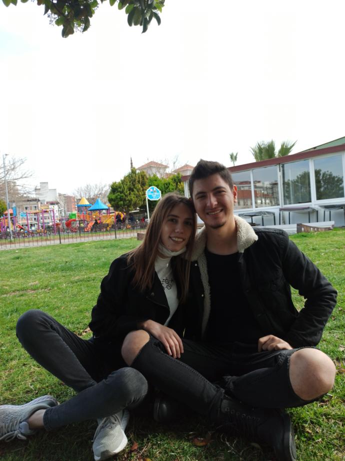 Photoshop dan anlayan diz kapağını düzeltebilecek var mı?