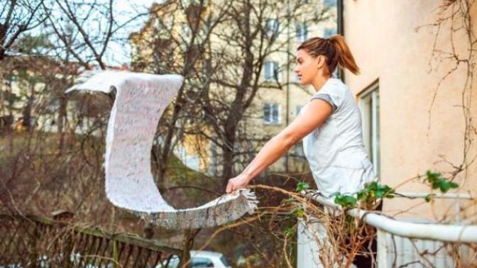 Elektrik süpürgeleri varken neden camlardan halı silkelenir?