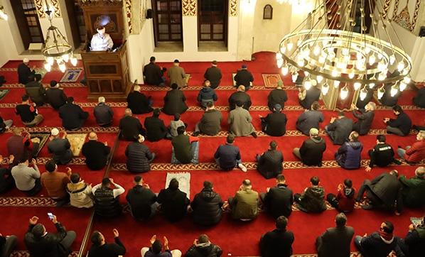 Diyanet:Teravih namazını camilerde değil evlerimizde kılmanın uygun olduğuna karar verdik. Konu hakkında ne düşünüyorsun?