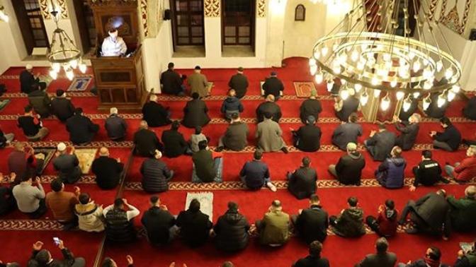 Diyanet:Teravih namazını camilerde değil evlerimizde kılmanın uygun olduğuna karar verdik. Konu hakkında ne düşünüyorsun?
