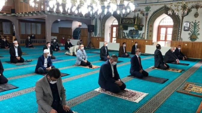 #TeravihYasağınıKaldırın etiketi gündemde! Sizce yasak yerinde bir karar mı?