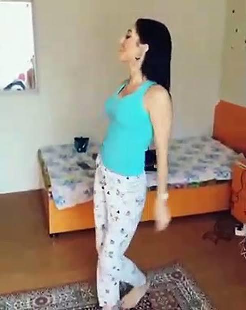 Pijama ile bakkala giden küçük göğüslü küçük kalçalı kız var mı?