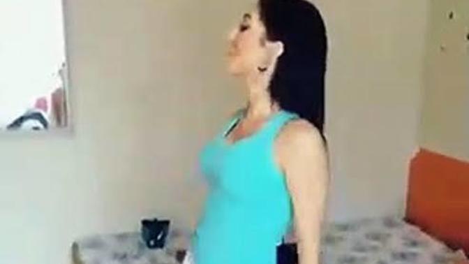 Pijama ile bakkala giden küçük göğüslü küçük kalçalı kız var mı?