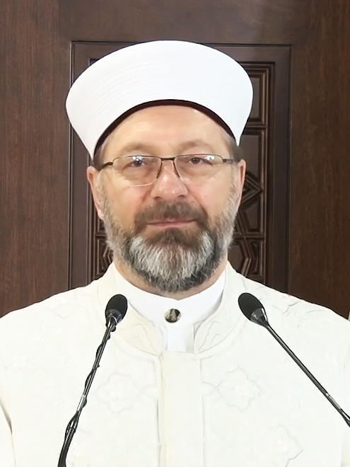 Ömer Nasuhi Bilmen: Aşı olmak orucu bozar. Ali Erbaş: Korona aşısı orucu bozmaz. Hangi Diyanet İşleri Başkanına güveniyorsun?