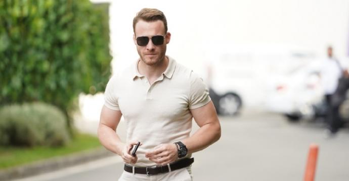 Kerem Bursin cafelere gidenlere salak dedi.