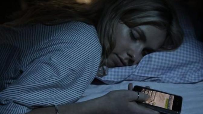 Telefonum yanı başımda olmadan uyuyamıyorum, ne yapabilirim?