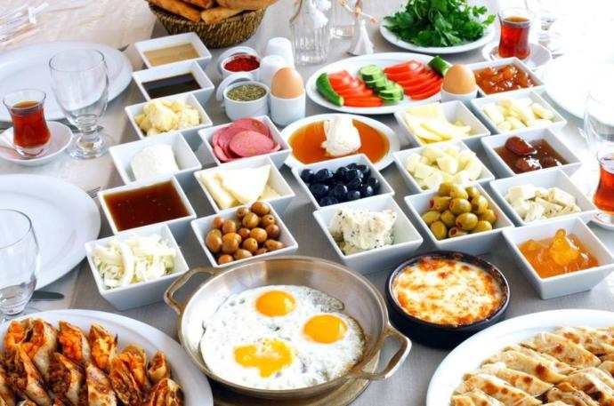 Tercihiniz serpme kahvaltıdan yana mı olur yoksa açık büfe kahvaltıdan mı?