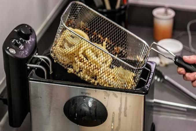 Uzun zamandır yağlı kalan fritözü temizlemek için ne yapabilirim?