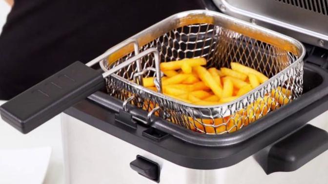 Uzun zamandır yağlı kalan fritözü temizlemek için ne yapabilirim?