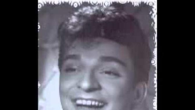 Zeki Müren - Gül ağacı değilem , 0:50'de ki '' Nice bile arzeyleyem, Kızıl gülem men '' ne demek?