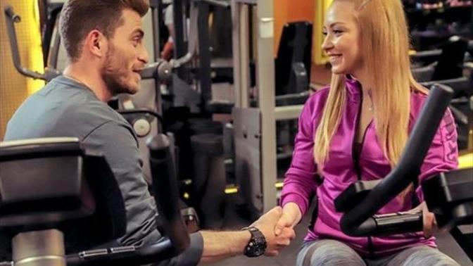 Erkek arkadaşımın karma spor salonuna gidiyor olmasını kıskanıyorum, kızlara asılıyor mudur?