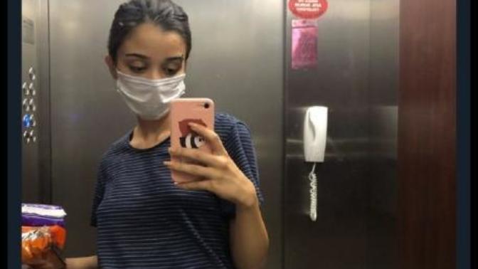 Marketten alınan pedi poşede koymayıp elinde taşımak görgüsüzlük müdür, normal midir?