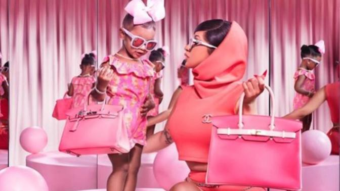 Cardi B, 2 yaşındaki kızı için 7 lüks çanta aldı. Pahalı hediyeler her zaman kurtarıcı mıdır?
