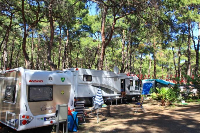 Ege bölgesinin en i̇yi çadır / karavan kamp alanları hangileri?