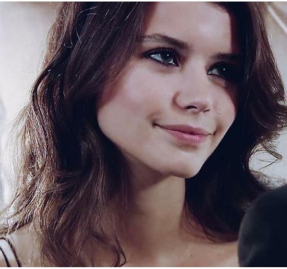 Beren Saatin gülüşü çok tatlı değil mi 😍 ?