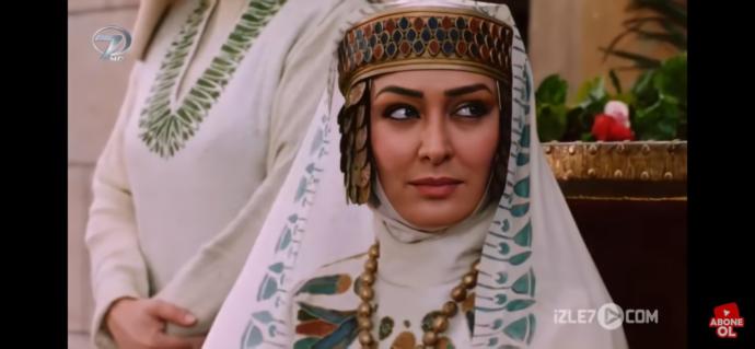 Hazreti Yusuf dizisindeki şu kadın çok güzel değil mi? Buna benzeyen kapalı bir kız yok mu?