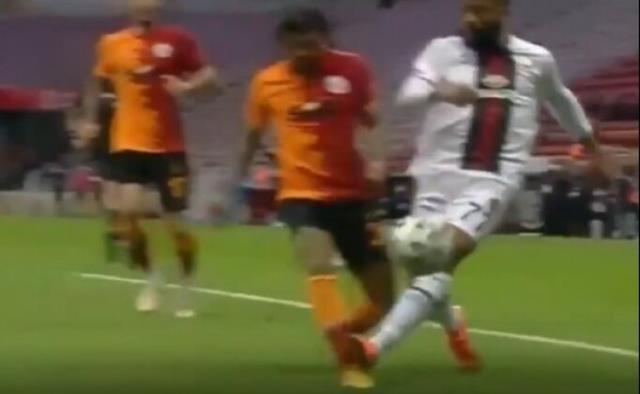 Arda Turan Yedlin'in pozisyonunda çıkmayan kırmızı kart için tepki gösterdi. Sizce haklı mı?